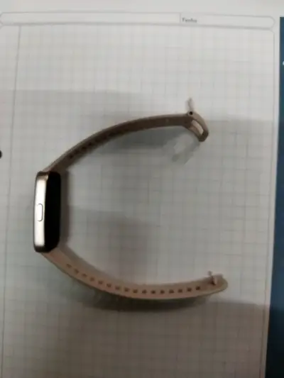 Smartwatch con pantalla táctil y correa beige - miniatura 3