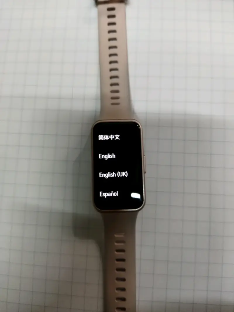Smartwatch con pantalla táctil y correa beige - 4