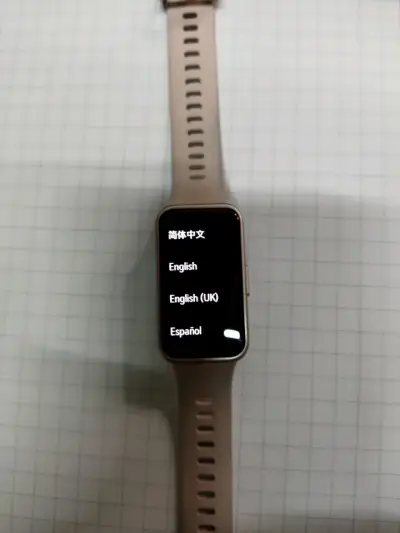 Smartwatch con pantalla táctil y correa beige - miniatura 4