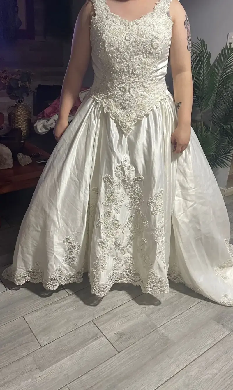Vestido de Novia Blanco con Encaje Elegante - 1