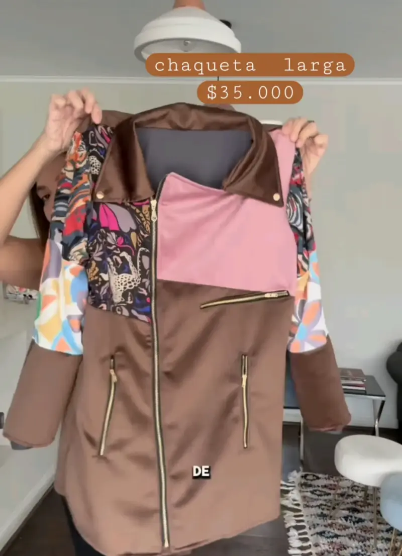 Chaqueta larga multicolor con cierre dorado