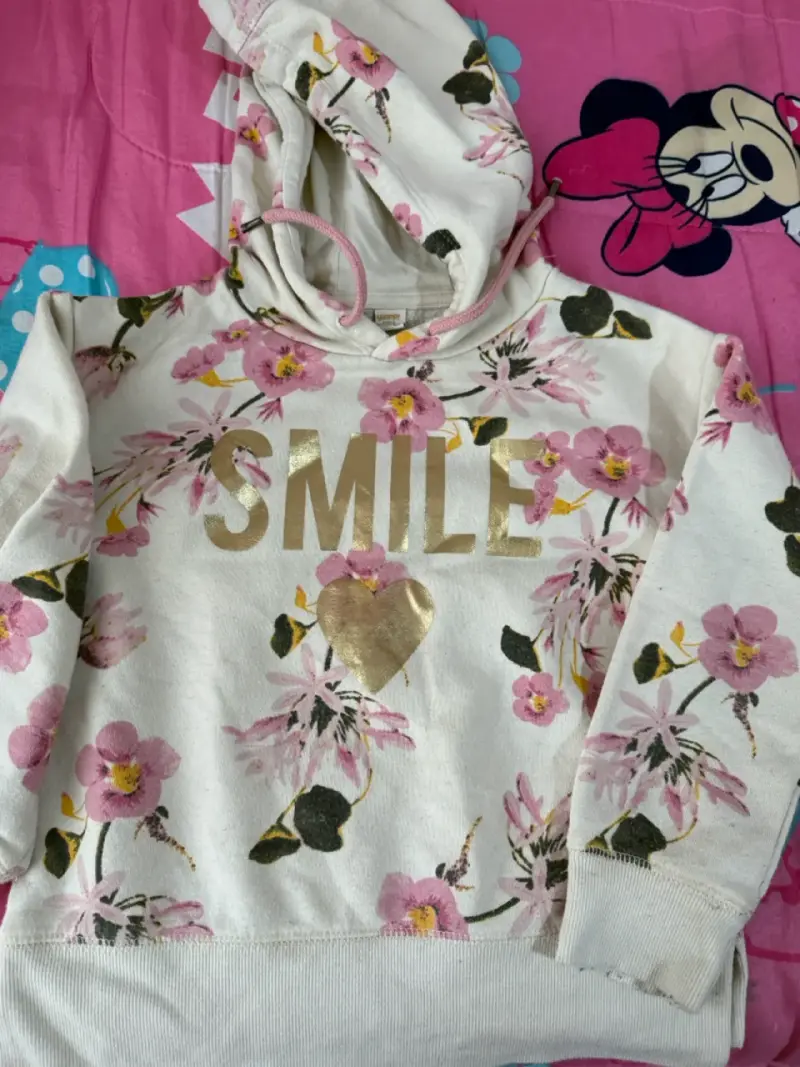 Polerón infantil con capucha y diseño floral