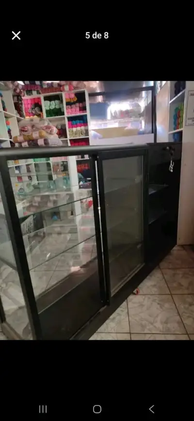 Vitrina de vidrio con ruedas para tienda - miniatura 1
