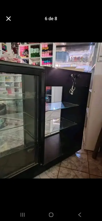 Vitrina de vidrio con ruedas para tienda - miniatura 2