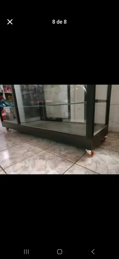 Vitrina de vidrio con ruedas para tienda - miniatura 3