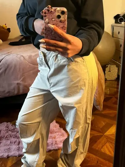 Pantalones cargo beige y jeans azul para mujer - miniatura 1