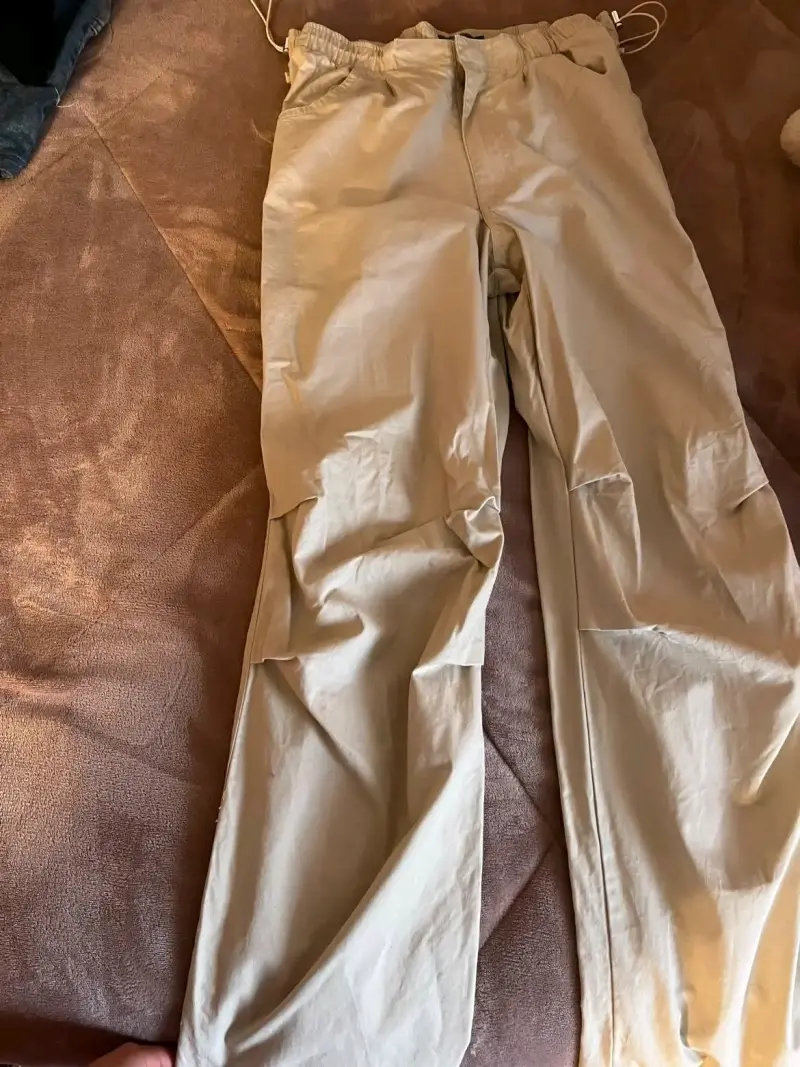 Pantalones cargo beige y jeans azul para mujer - 2