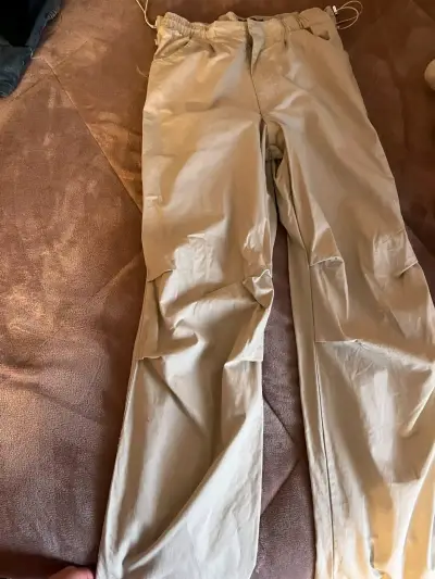 Pantalones cargo beige y jeans azul para mujer - miniatura 2