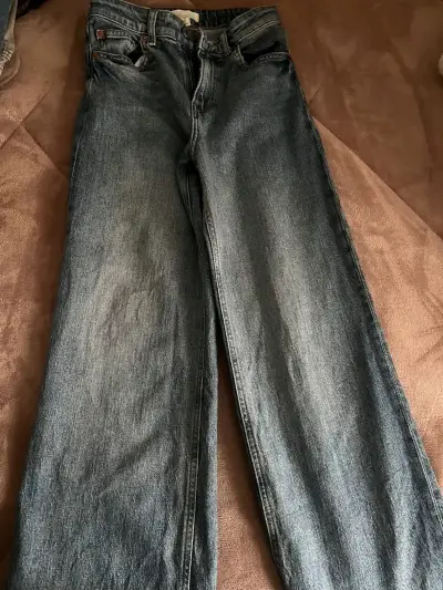 Pantalones cargo beige y jeans azul para mujer - miniatura 3