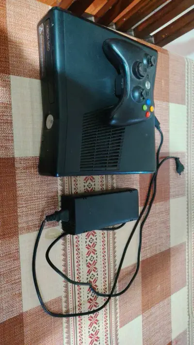 Consola Xbox 360 con control y fuente de poder - miniatura 1