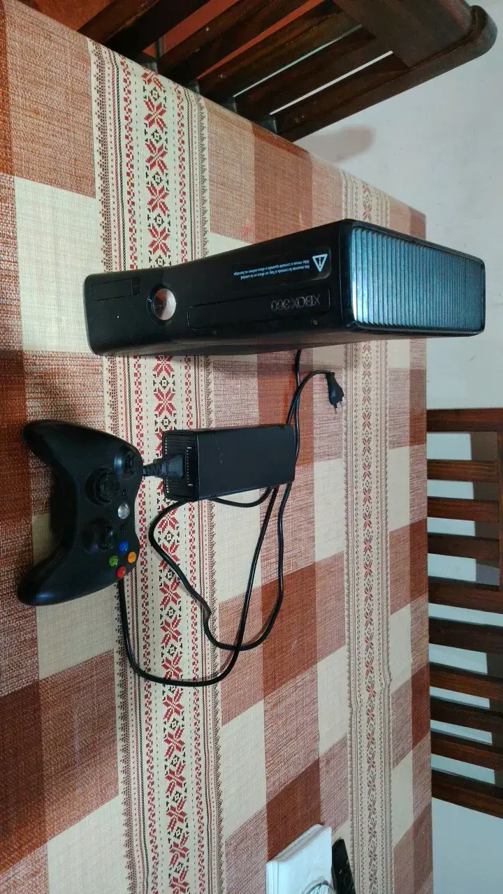 Consola Xbox 360 con control y fuente de poder - 2
