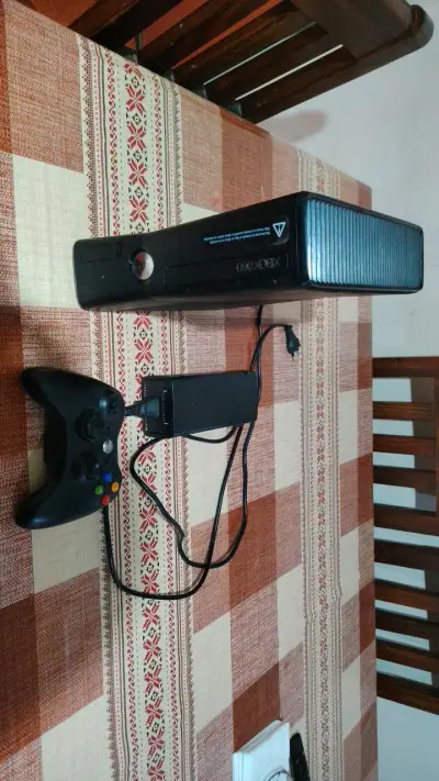 Consola Xbox 360 con control y fuente de poder - miniatura 2