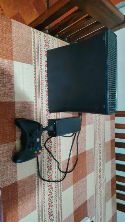 Consola Xbox 360 con control y fuente de poder - miniatura 3