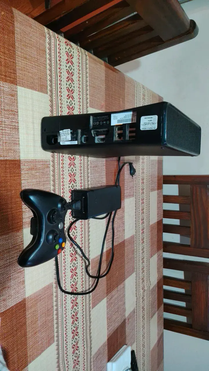 Consola Xbox 360 con control y fuente de poder - 4