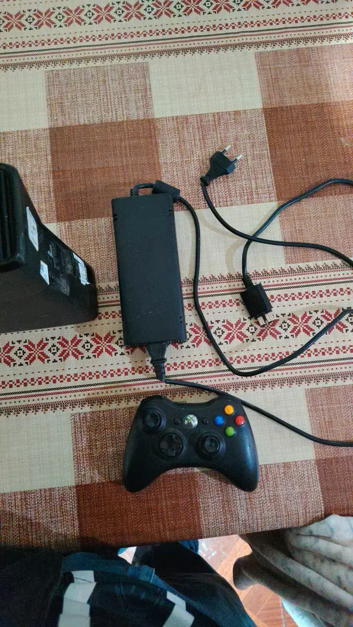 Consola Xbox 360 con control y fuente de poder - 6