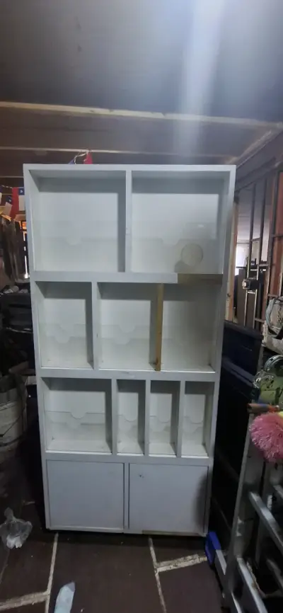 Estantería de madera blanca con compartimentos - miniatura 1