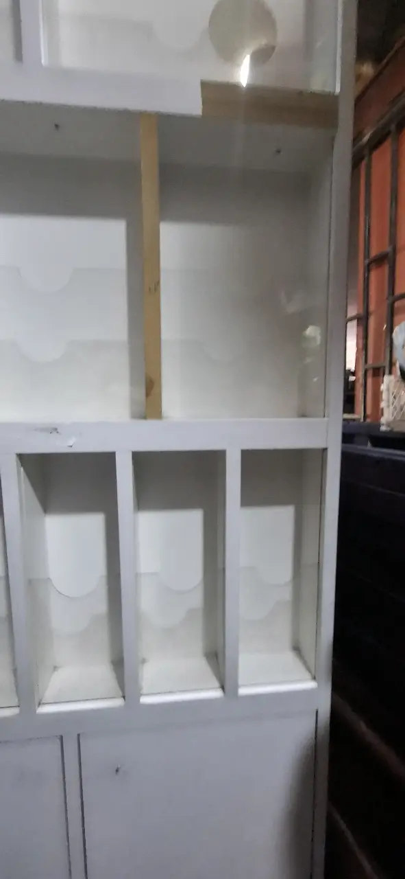 Estantería de madera blanca con compartimentos - 2