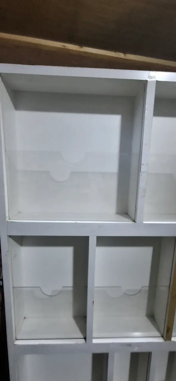 Estantería de madera blanca con compartimentos - 3