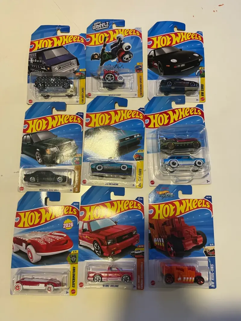 Colección de autos Hot Wheels variados