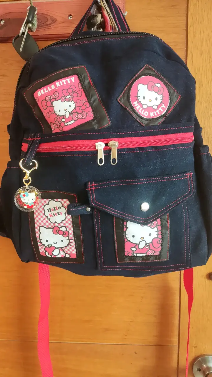 Mochila Hello Kitty de mezclilla con parches