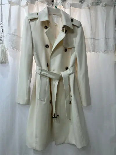Abrigo trench beige con cinturón - miniatura 2