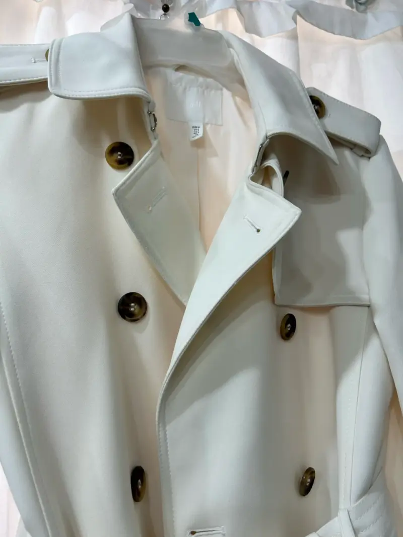 Abrigo trench beige con cinturón - 3