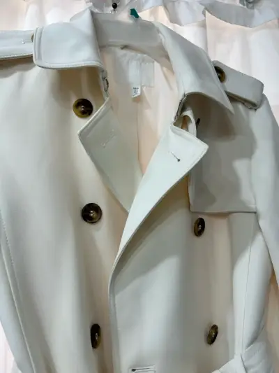 Abrigo trench beige con cinturón - miniatura 3