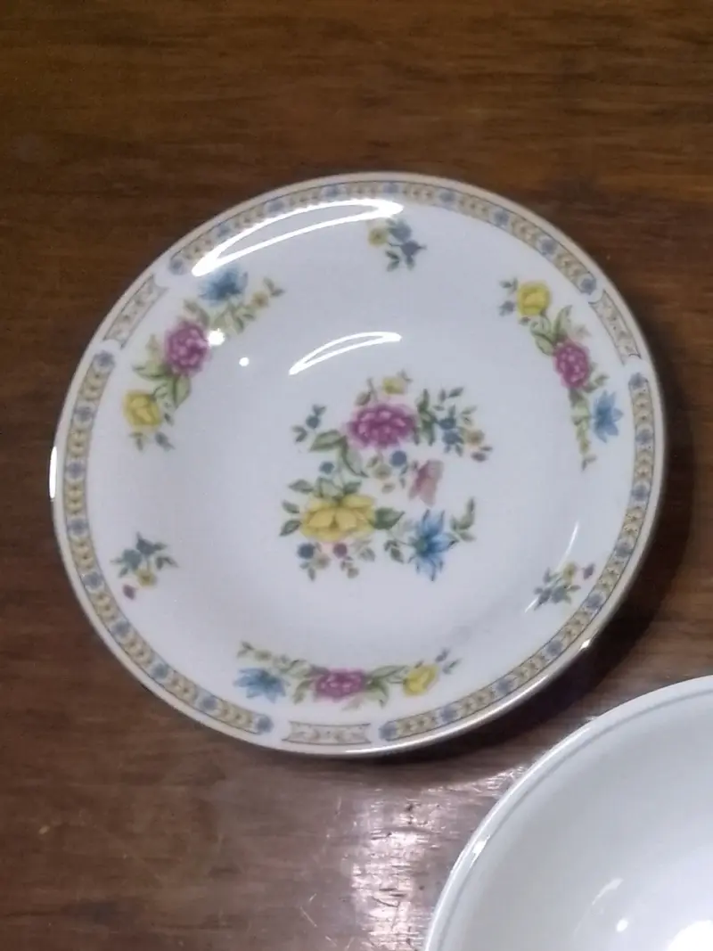 Plato de porcelana con diseño floral