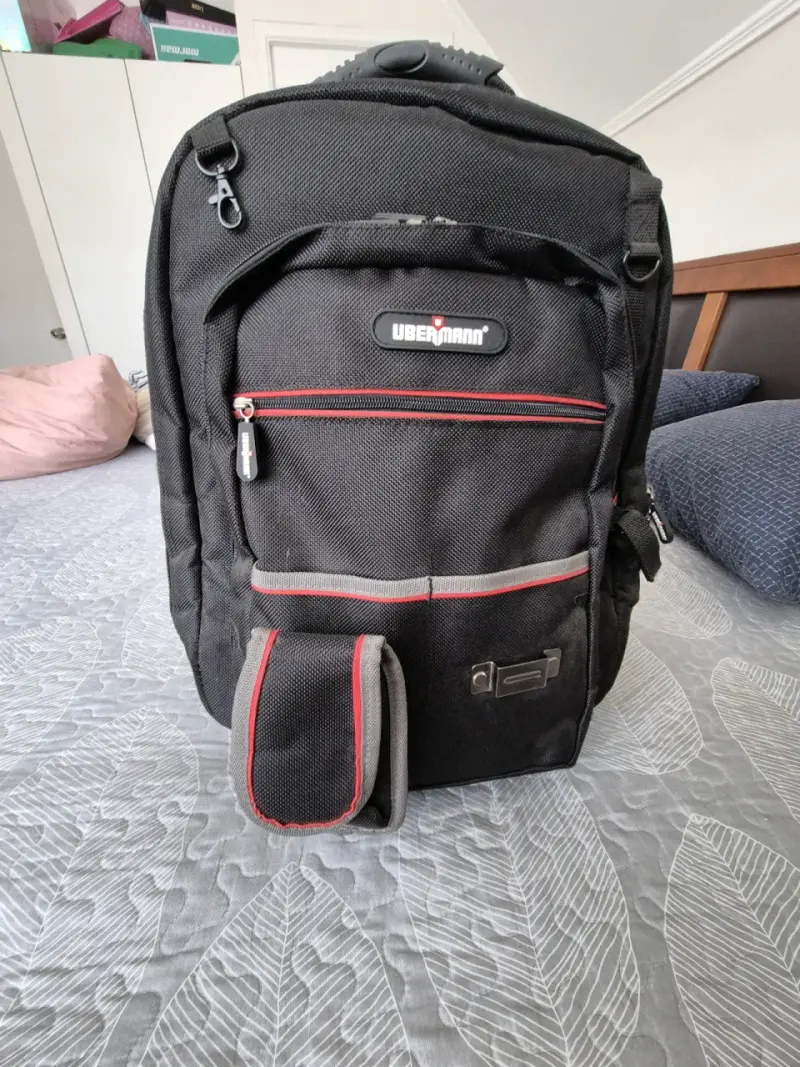 Mochila negra Ubermann con múltiples compartimentos