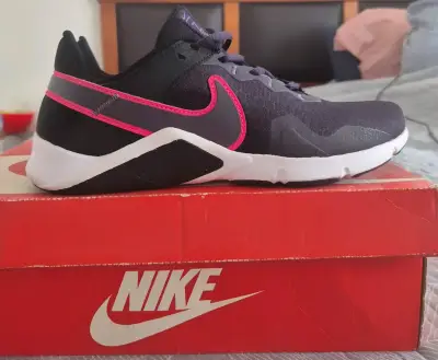Zapatillas deportivas Nike negras y rosadas - miniatura 2
