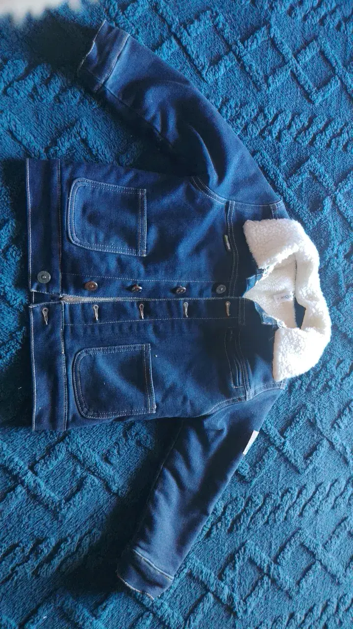 Chaqueta de mezclilla azul con forro de lana