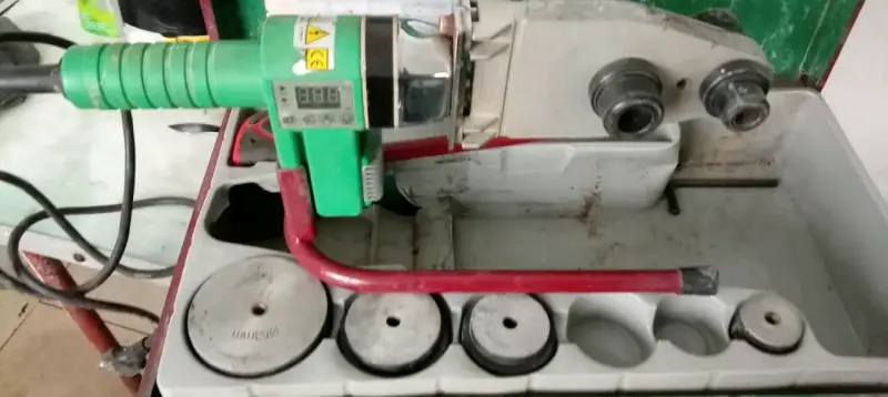 Máquina de soldadura de tubos PPR con accesorios - 2