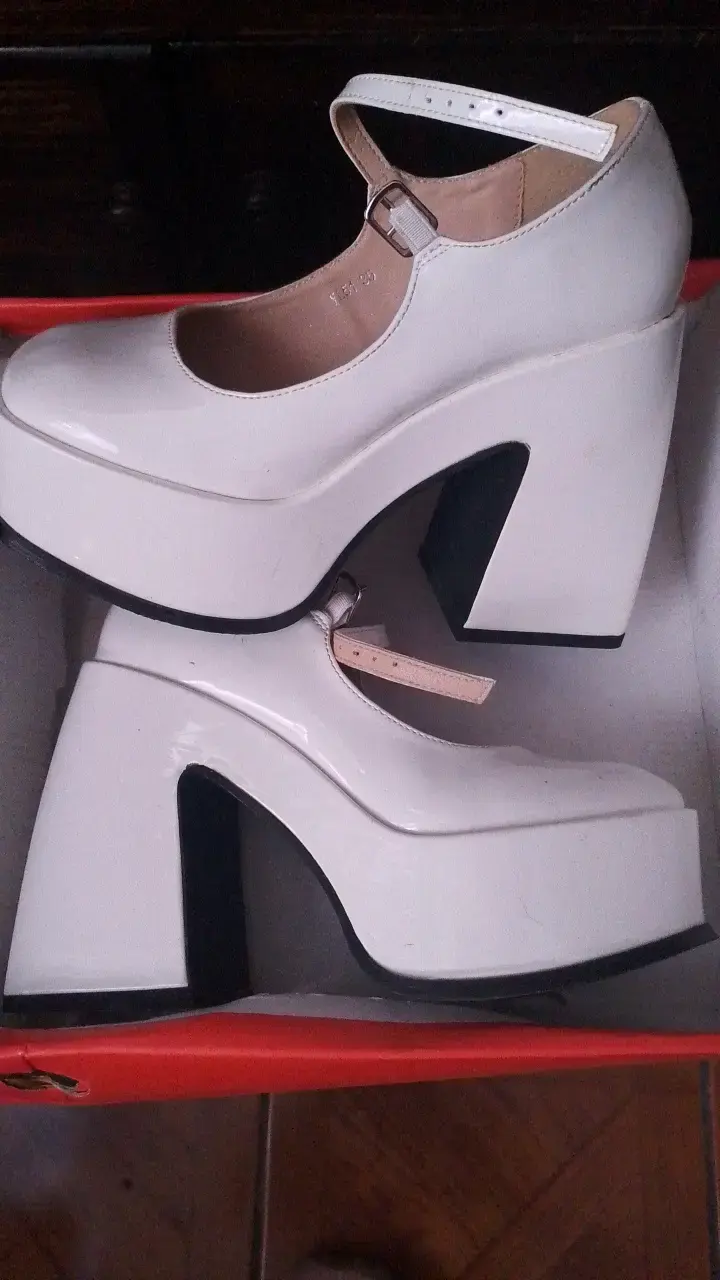 Zapatos de plataforma blancos con correa - 1