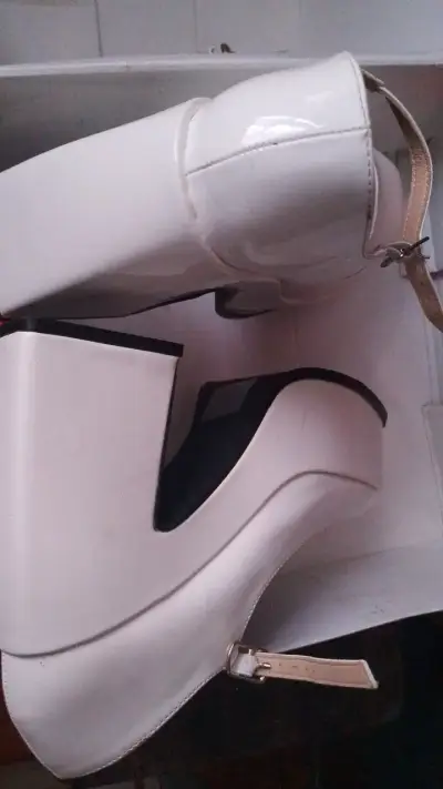 Zapatos de plataforma blancos con correa - miniatura 4