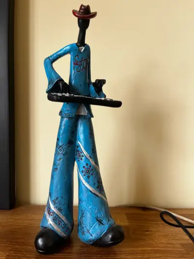 Figura decorativa músico con sombrero - miniatura 1
