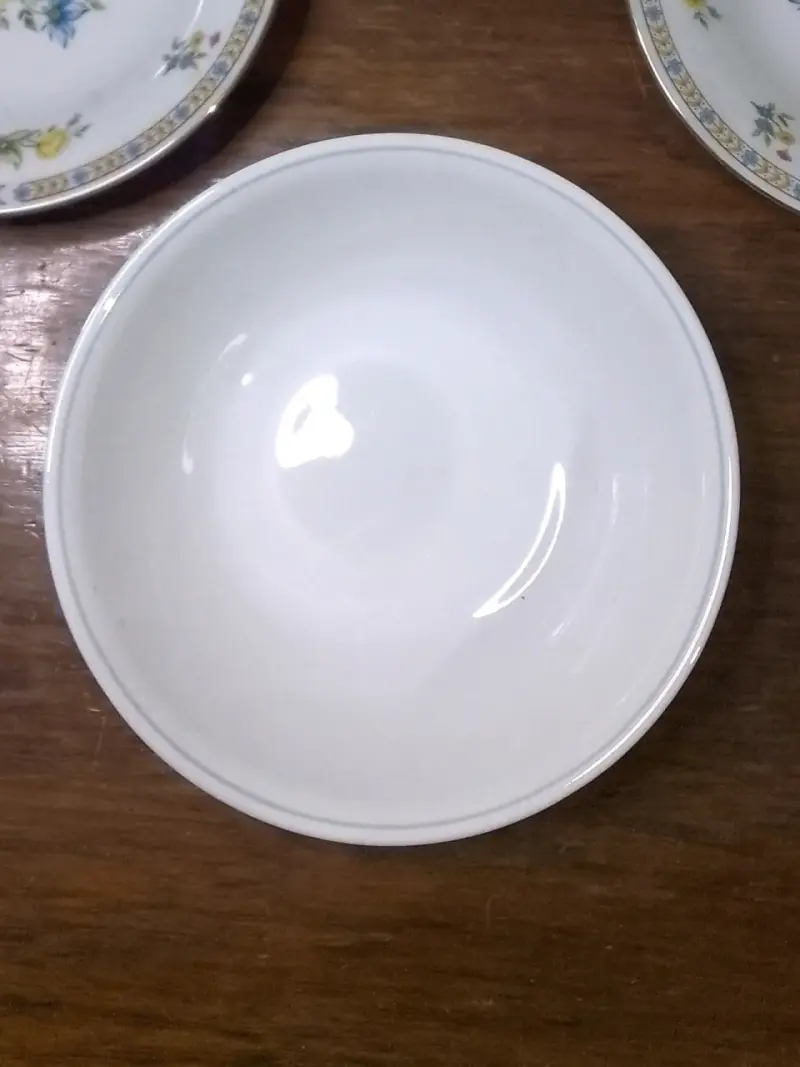 Plato hondo de porcelana blanca - 1