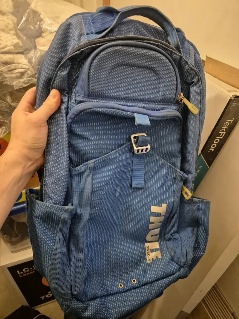 Mochila azul Thule con múltiples compartimentos - 2