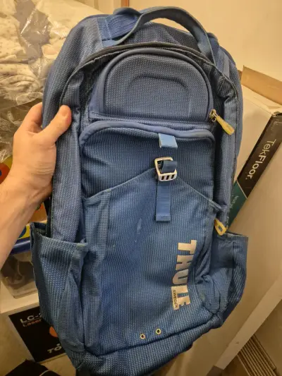 Mochila azul Thule con múltiples compartimentos - miniatura 2