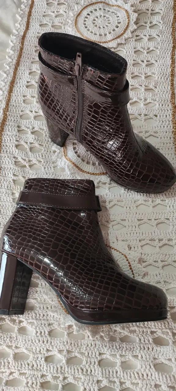 Botines Sei  marrón con diseño reptil - 2