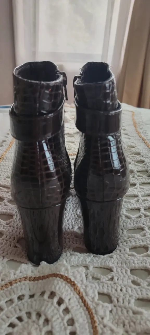 Botines Sei  marrón con diseño reptil - 3