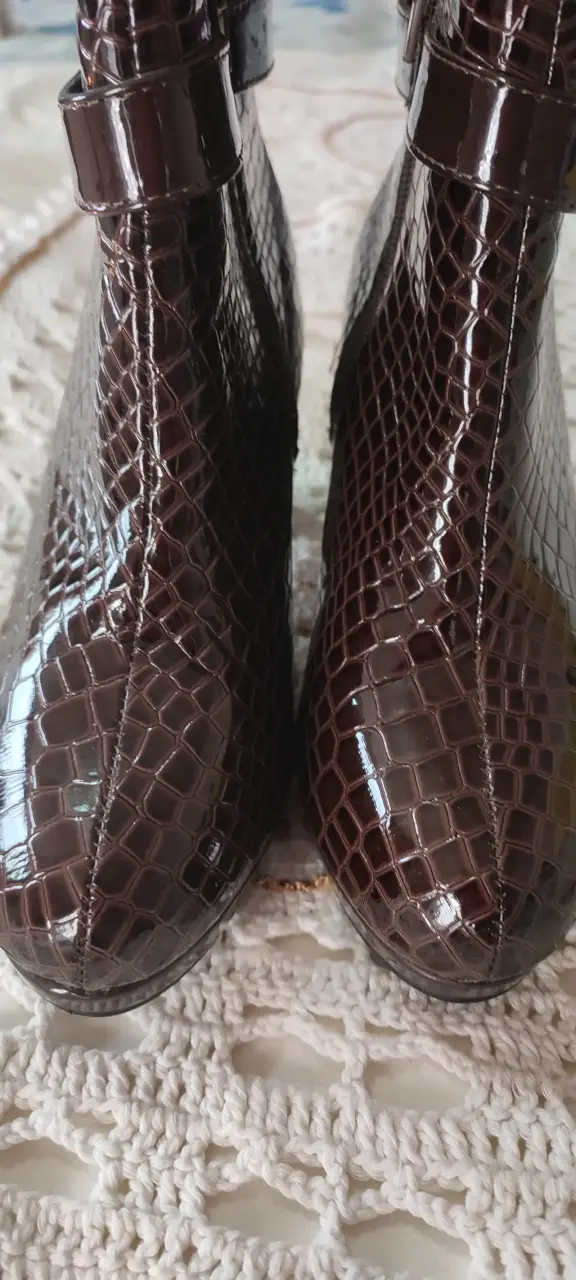 Botines Sei  marrón con diseño reptil - 4