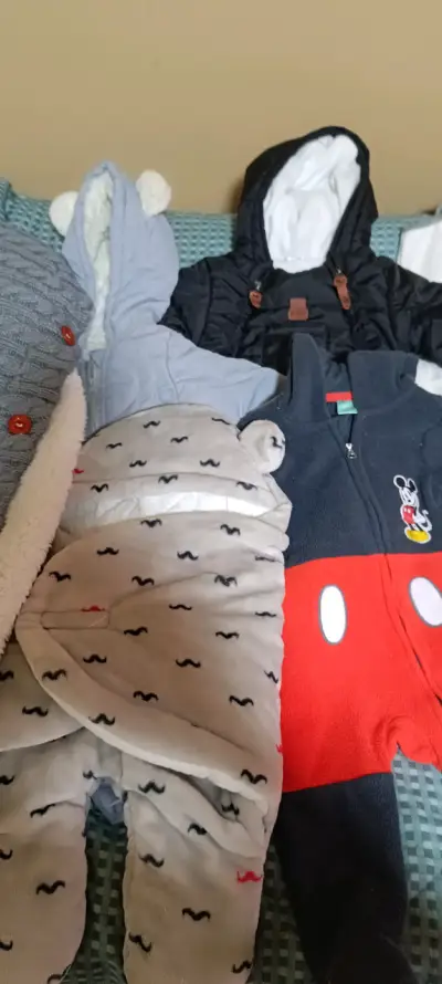Lote de ropa de bebé variada - miniatura 1
