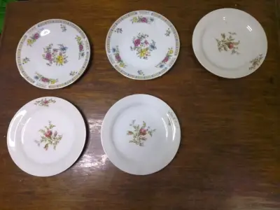 Juego de platos de porcelana con diseño floral - miniatura 1
