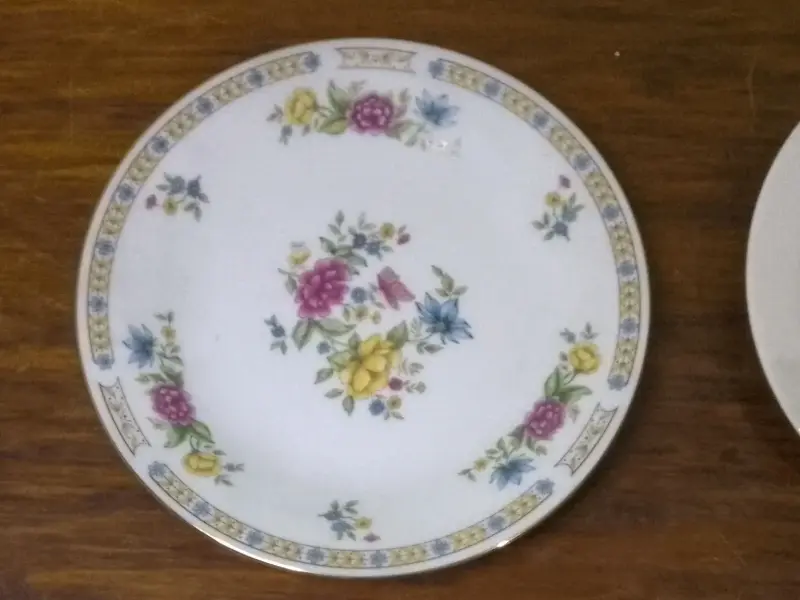 Juego de platos de porcelana con diseño floral - 4