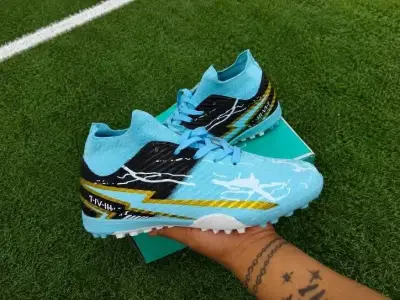 Zapatillas de fútbol turquesas para césped - miniatura 1