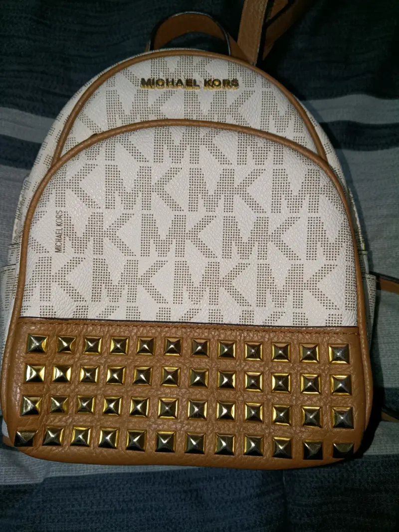Mochila Michael Kors con tachuelas doradas - 1