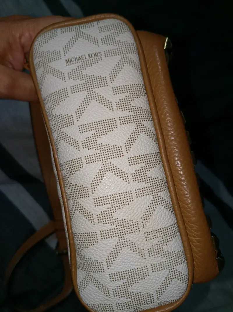 Mochila Michael Kors con tachuelas doradas - 2