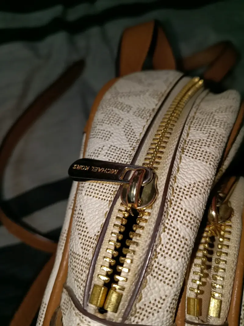 Mochila Michael Kors con tachuelas doradas - 3