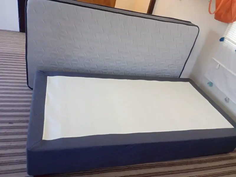 Cama de una plaza con colchón y base - 1