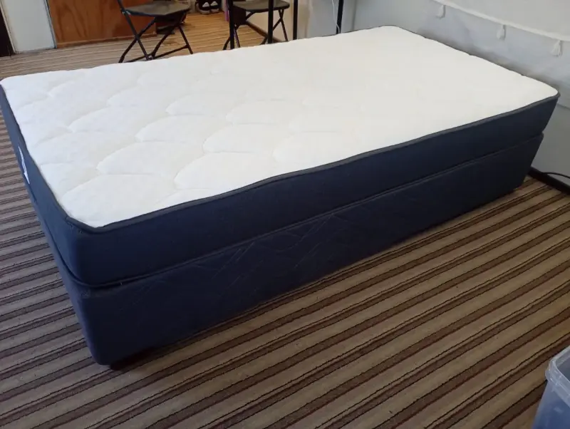 Cama de una plaza con colchón y base - 2